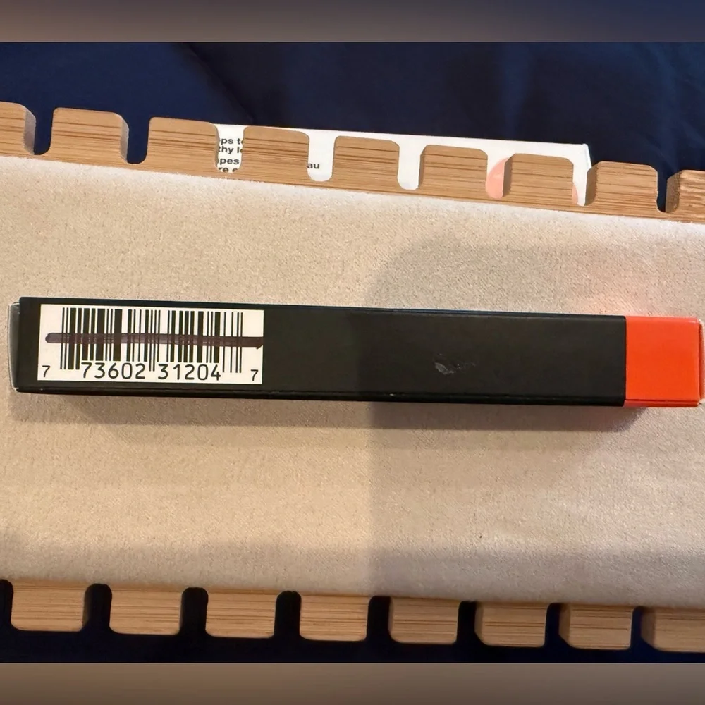 MAC Velvetease Lip Pencil – Temper Tantrum - Red - Brand New - Picture 5 of 7